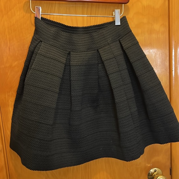 Express Women SP Black Texture Flounce Skirt - Picture 2 of 7